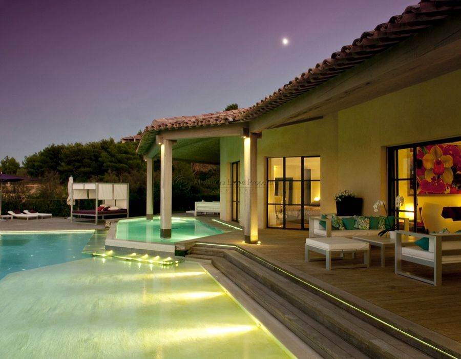 Waters edge property in 'Les Parcs de Saint Tropez' 4