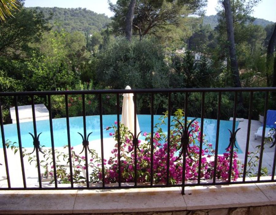 Charming villa located in the heart of a very quiet private domain. 3