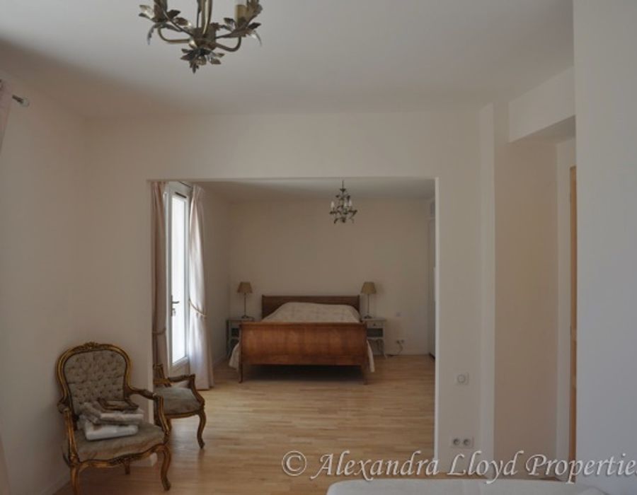Walking distance from the centre of Cannes, an ideal property for conferences. 4