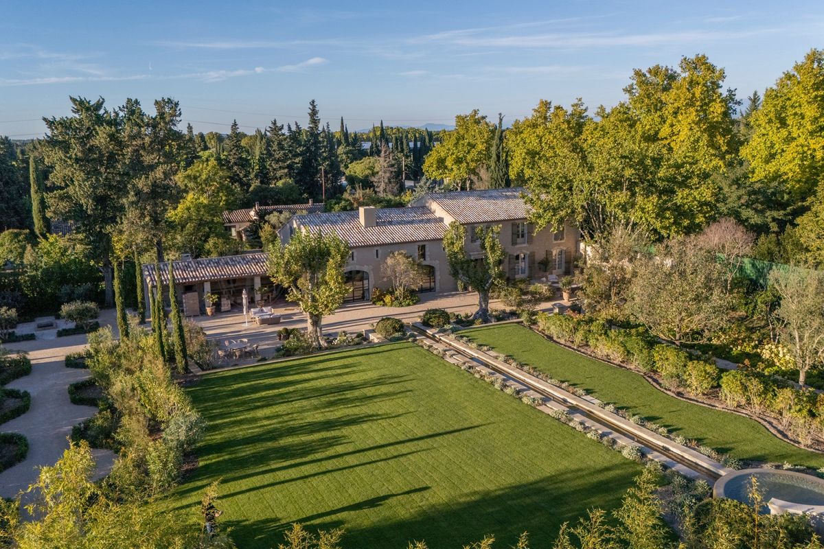 6-Bedroom Provençal Mas with Heated Pool, Tennis Court and Gym, Eygalières