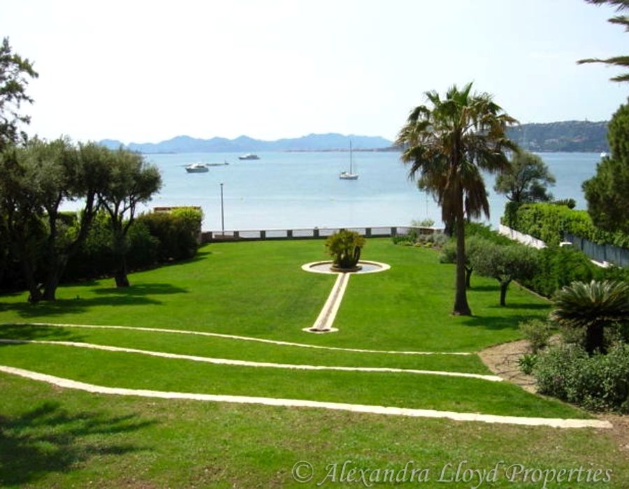 Amazing modern villa with stunning views on the Cap d'Antibes. 4