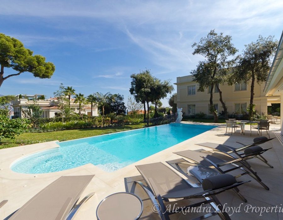 NEW! Stunning property located on the elegant Cap Martin 2
