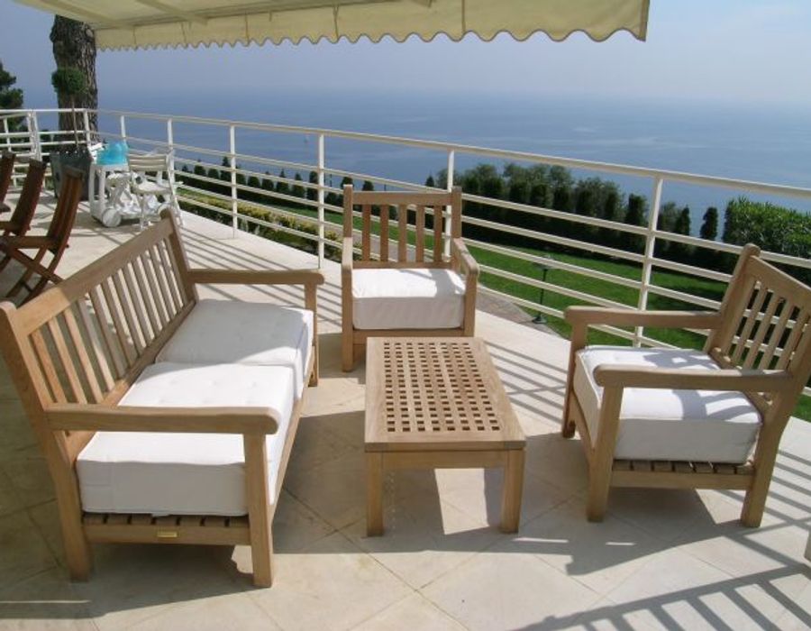 A wonderful modern style property with amazing sea views 2