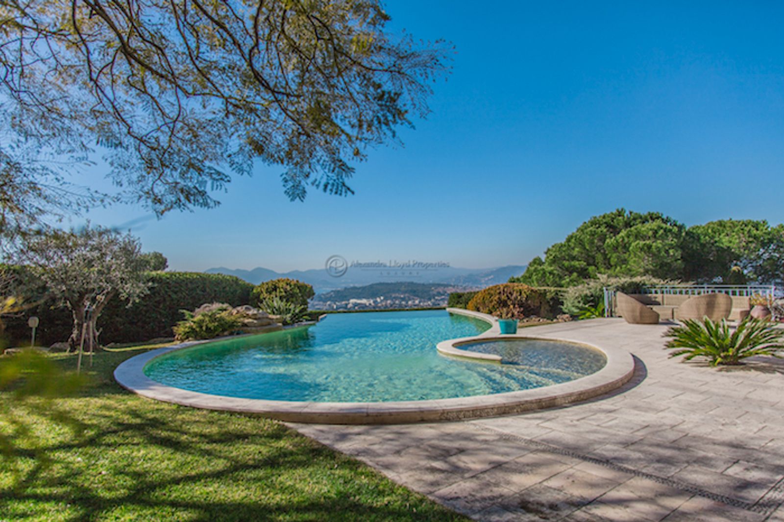 Lovely stone property with great views in Cannes