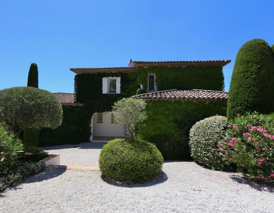 A five bedroom villa for rent in the Domaine de la Capilla 1