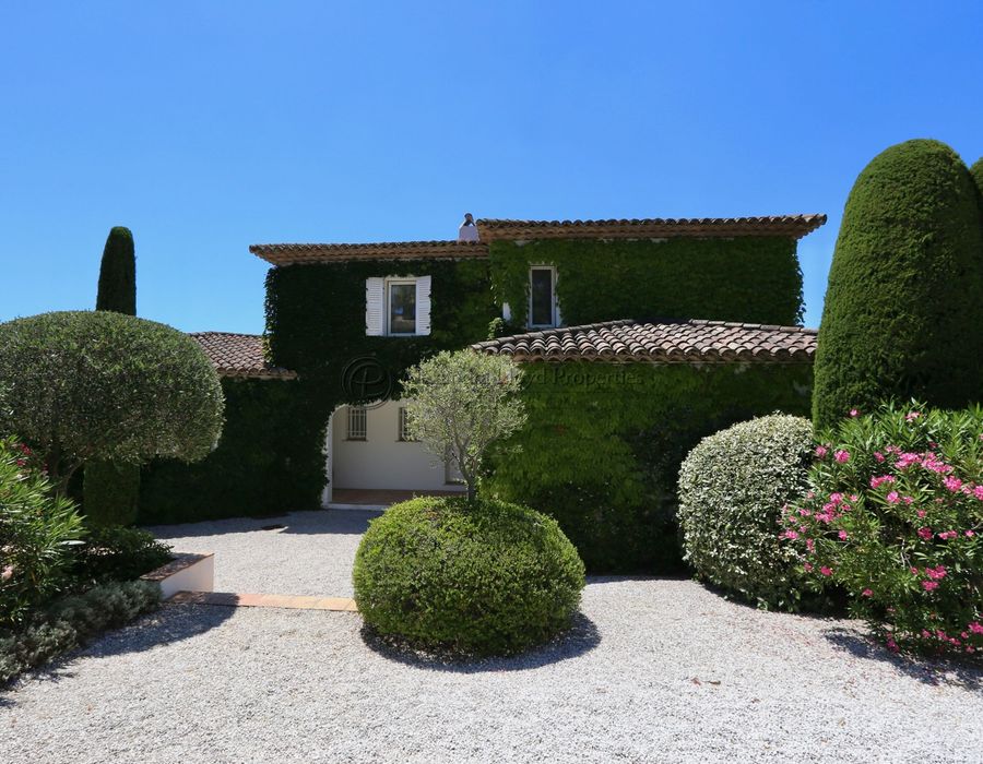 A five bedroom villa for rent in the Domaine de la Capilla 1