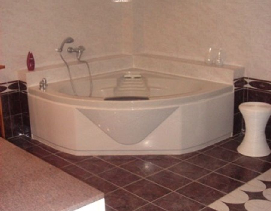 Provencal villa with large swimming pool and pool house located on the Cap d'Antibes 4