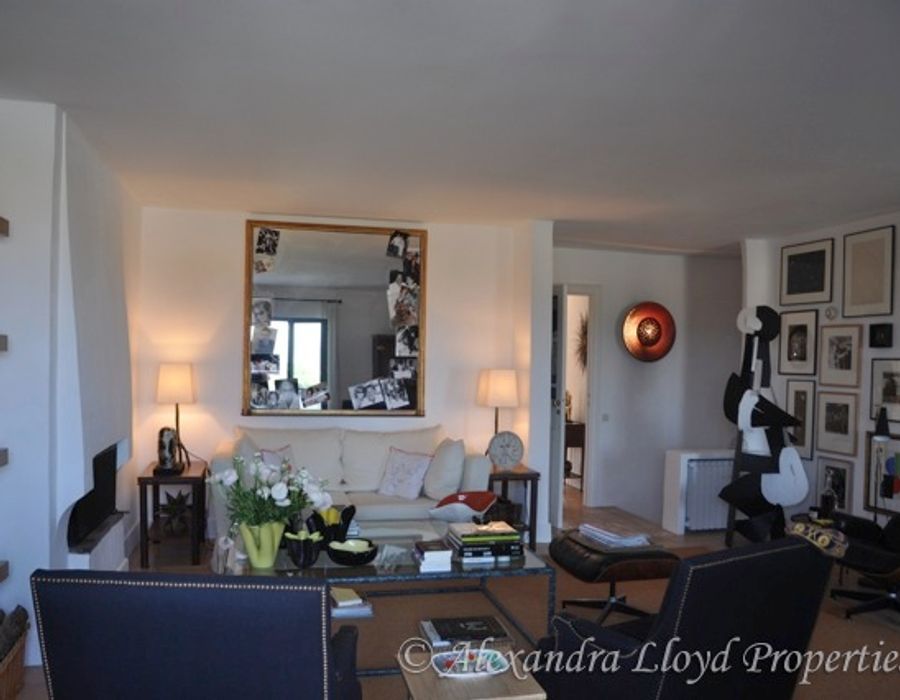 A very cute house located in the private domain of la Belle Isnarde, walking distance to the centre of Saint Tropez 1