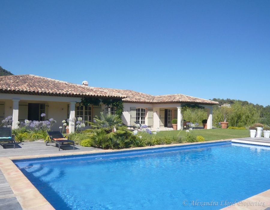 A superbly decorated property just outside Plan de la Tour 4