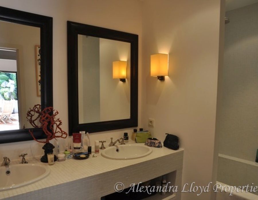 A very cute house located in the private domain of la Belle Isnarde, walking distance to the centre of Saint Tropez 5