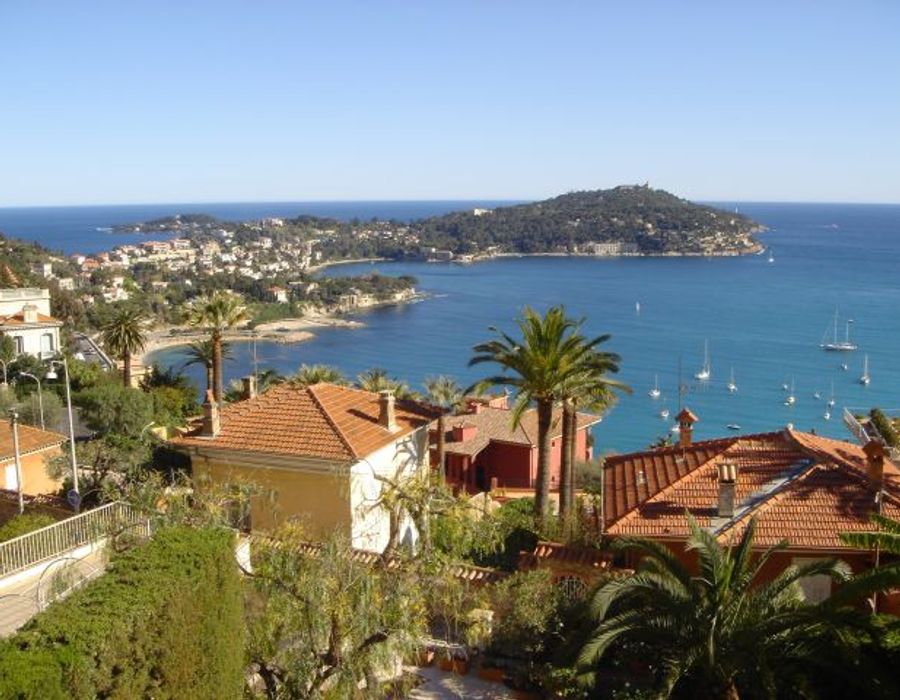 Overlooking the Cap Ferrat, a stunning property with a lovely interior 5