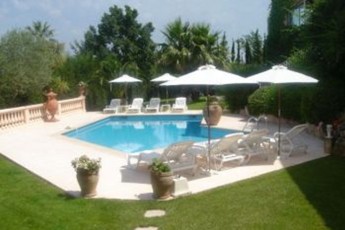 Superb villa only a walk away from the old village of Mougins