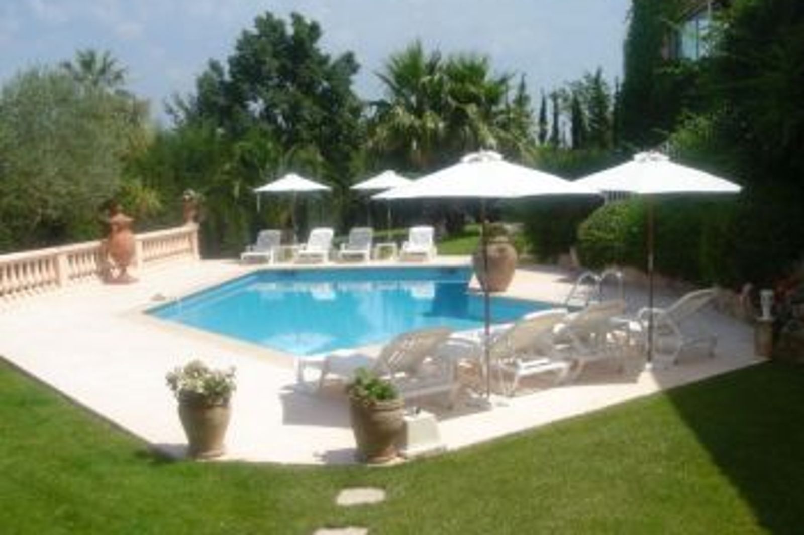 Superb villa only a walk away from the old village of Mougins