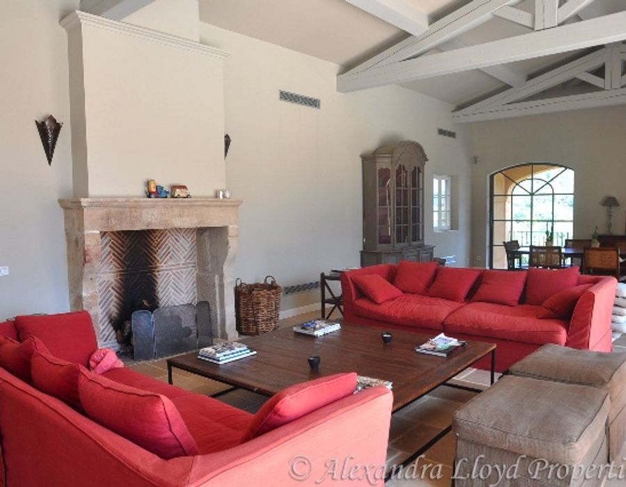 A wonderful newly built villa located in the \"Domaine de la Vallee\" in Gigaro. 6