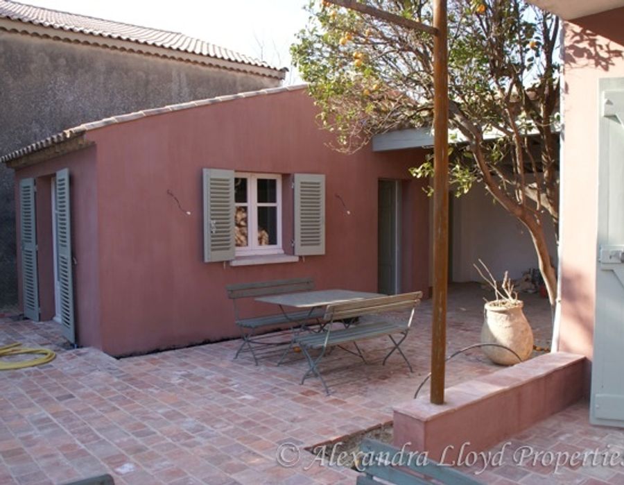 A charming property, ideally located behind the Place des Lices, Saint Tropez 4