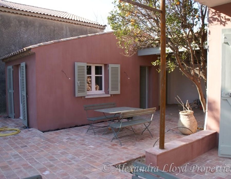 A charming property, ideally located behind the Place des Lices, Saint Tropez 4