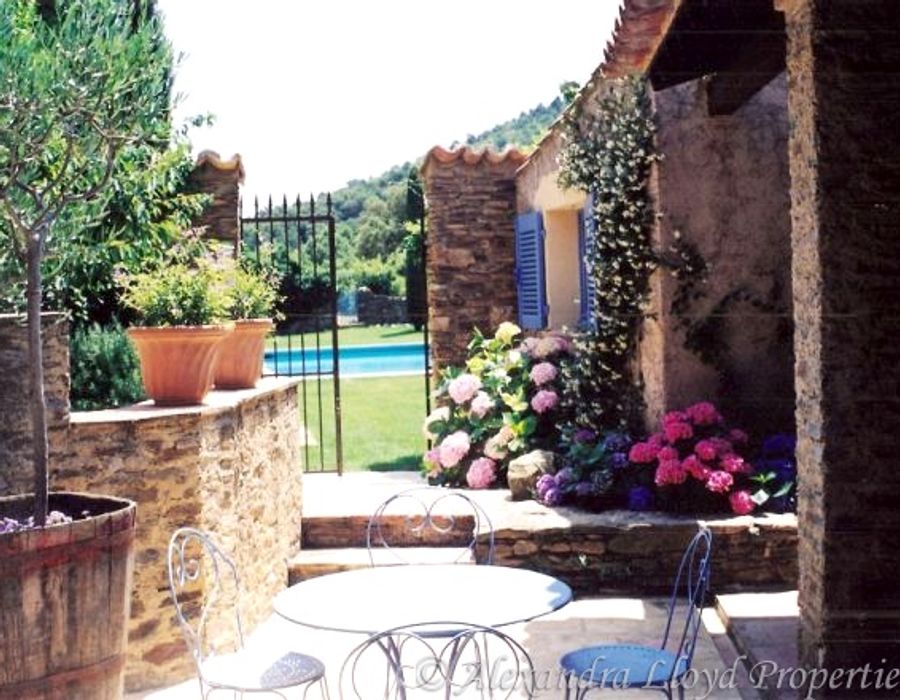 Property close to the village of Saint Tropez 3