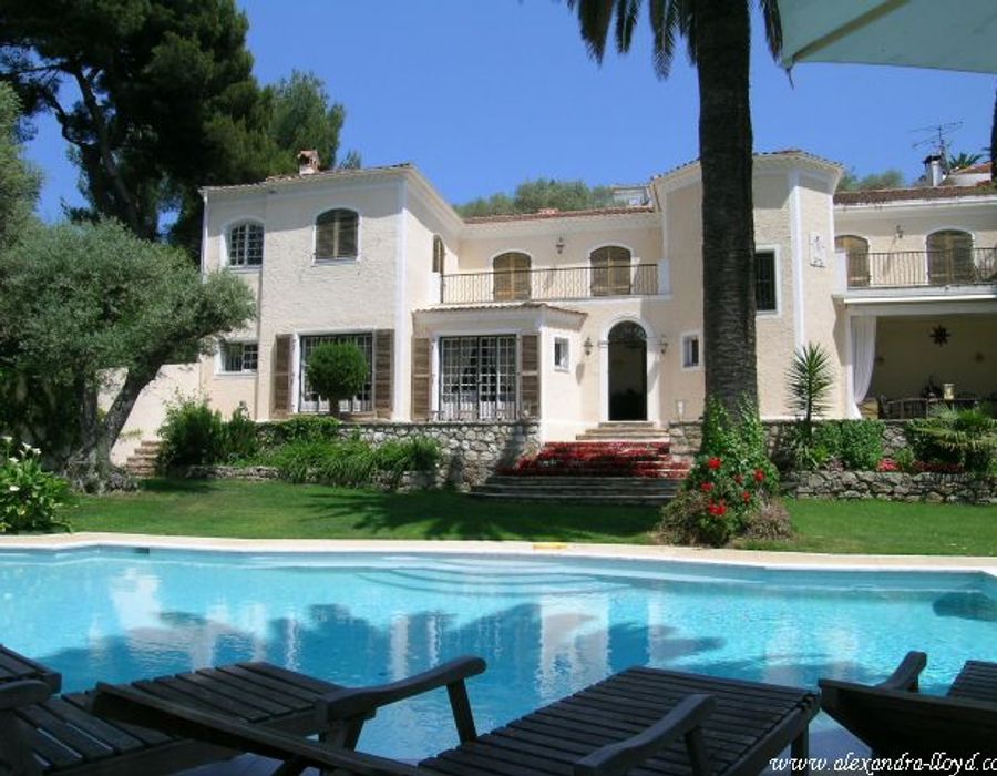 A substantial and elegant period villa on the Cap d'Antibes 1