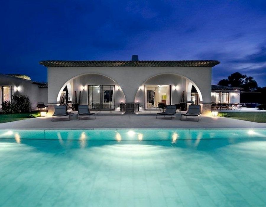 Elegance in Les Parcs de Saint Tropez - a Four Bedroom Villa for Rent 1