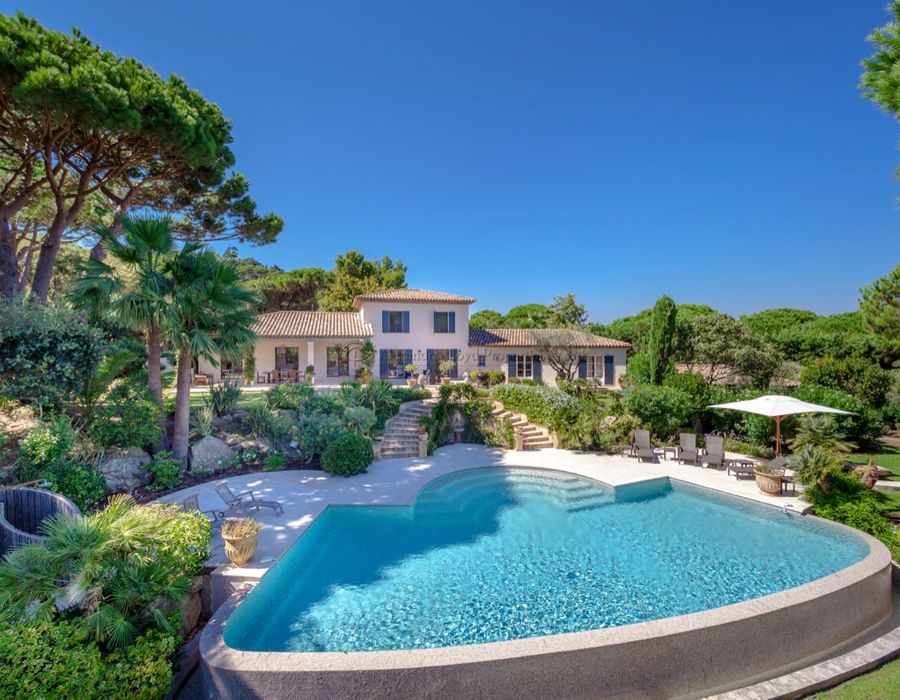 Fantastic property with sea views over the bay of Pampelonne 1