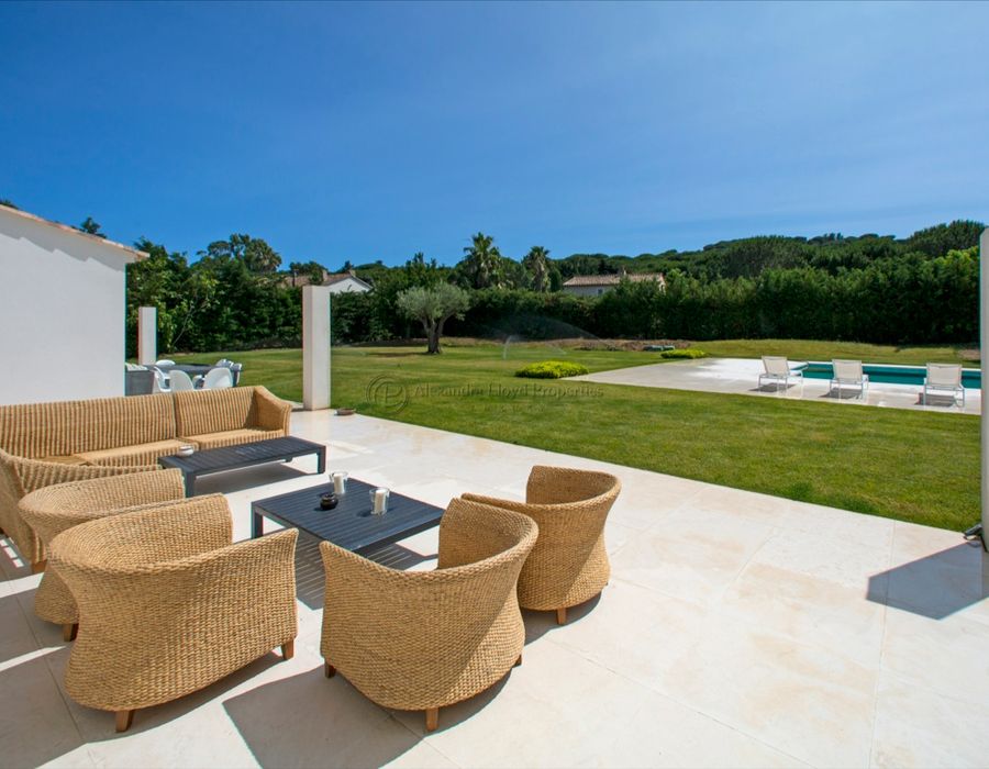 A contemporary villa for rent in the Salins area of Saint Tropez 4