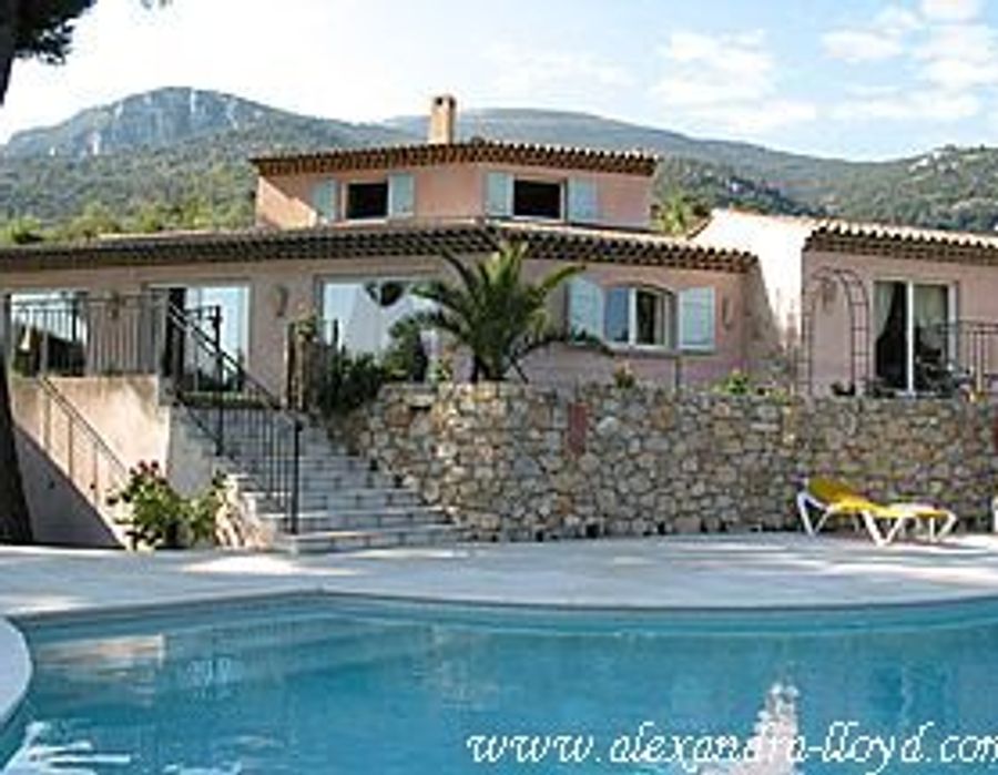 Provencal villa with delightful views over the sea and countryside 3
