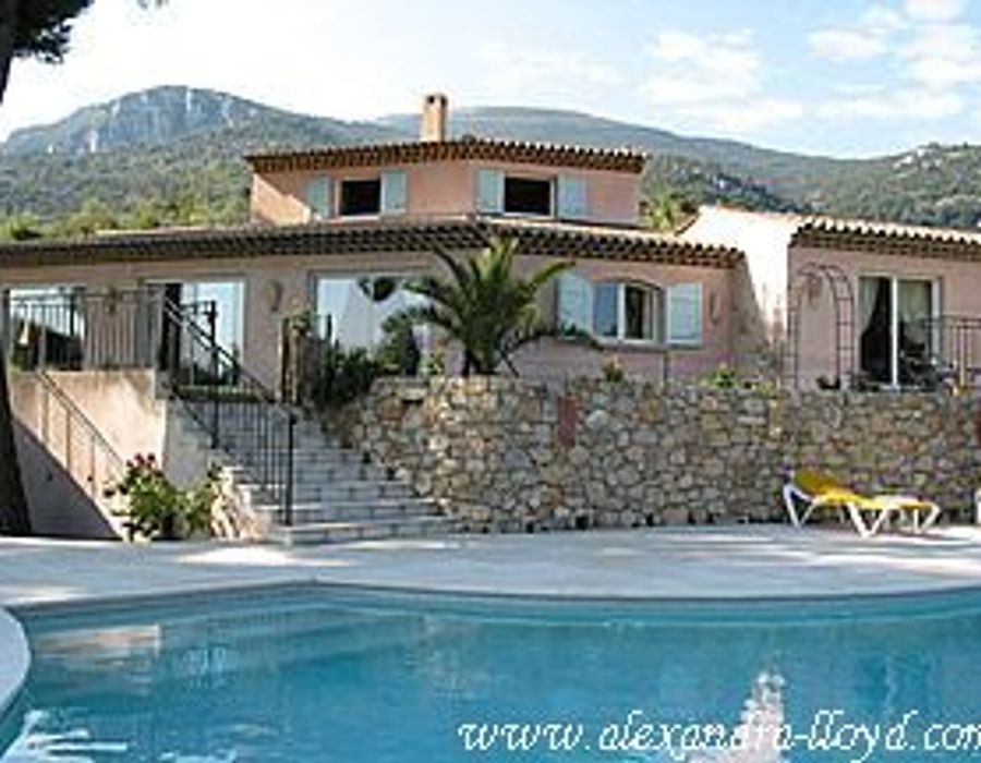 Provencal villa with delightful views over the sea and countryside 3