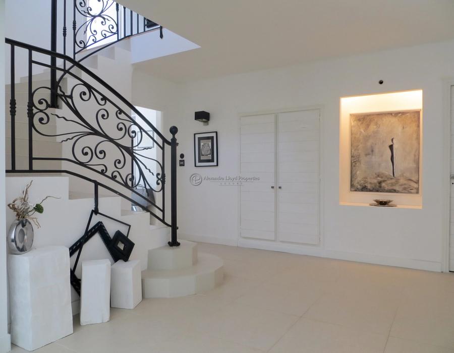 Contemporary villa located in Roquefort les Pins 5