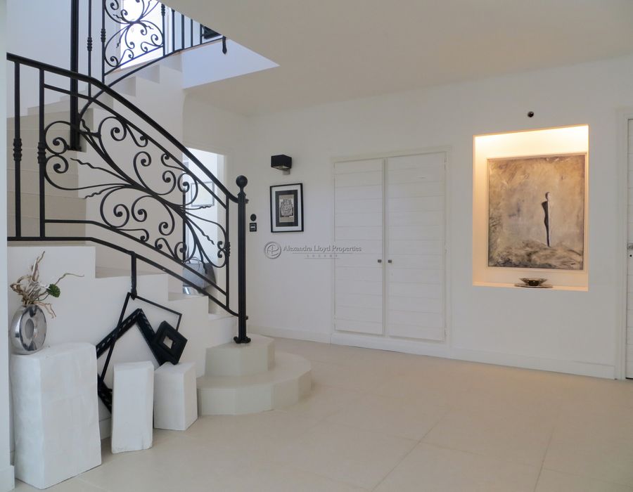 Contemporary villa located in Roquefort les Pins 5