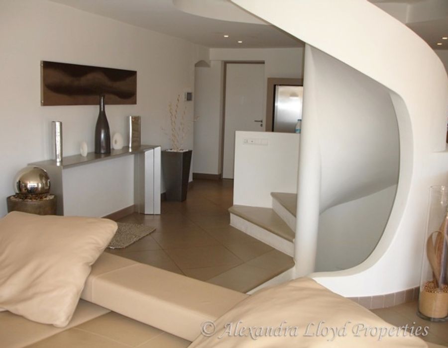 Located in the hills of Le Trayas, overlooking the Port de la Figueret 6