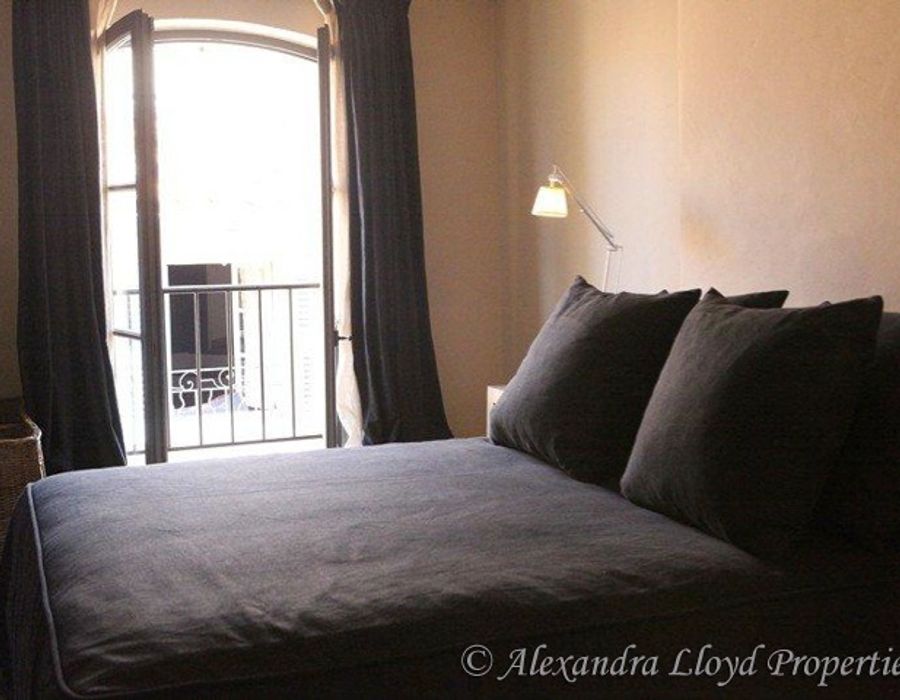 Charming village house in Saint Tropez..... 5