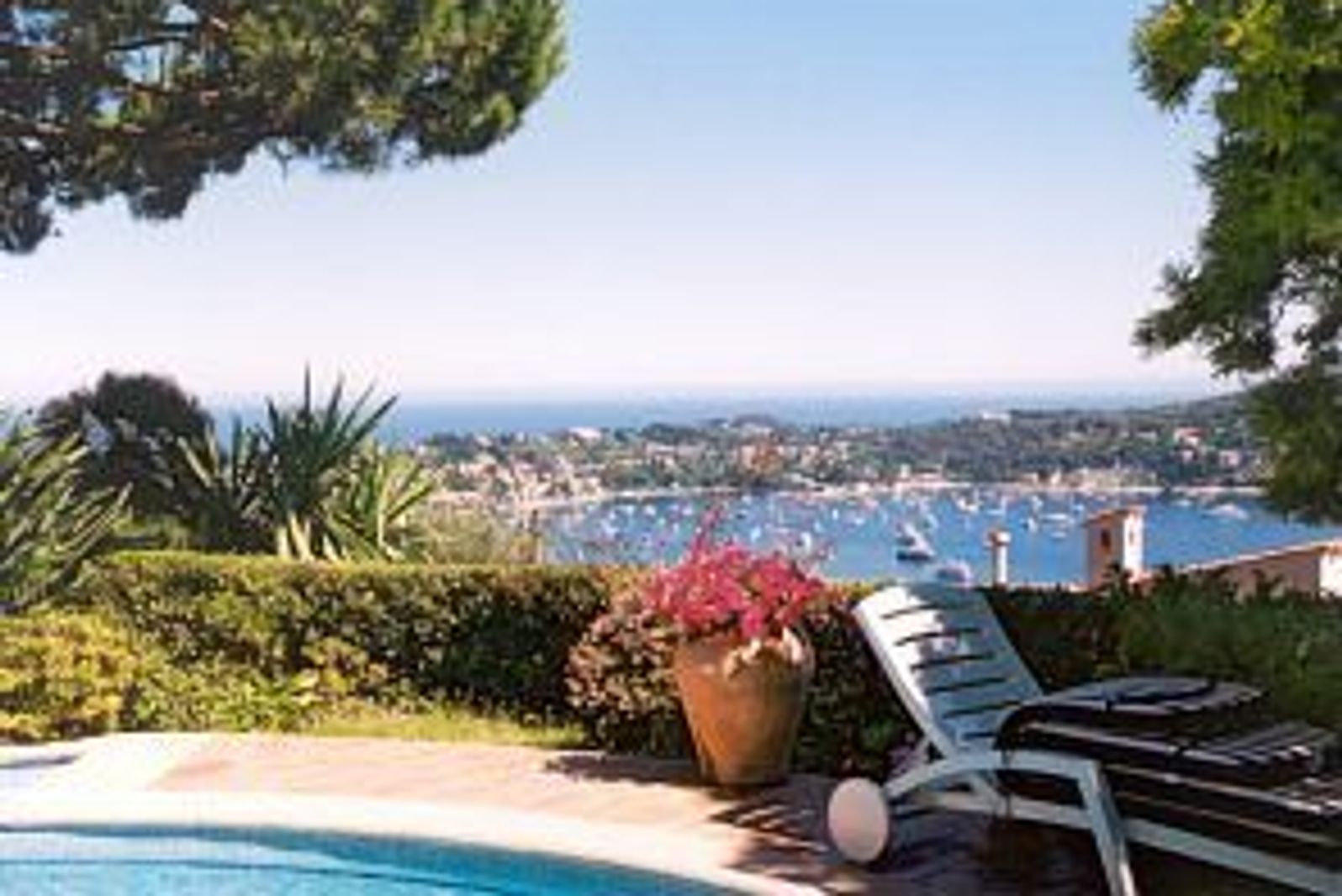 Lovely Provencal style villa located on the hills of Villefranche