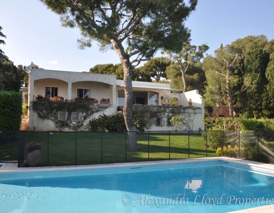 A charming Provencal property with a modern interior, well positioned 1