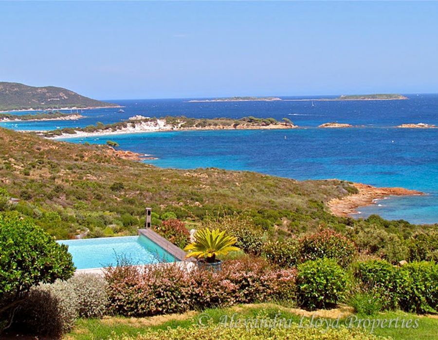 Situated in a private domain in Porto Vecchio, splendid sea views 6