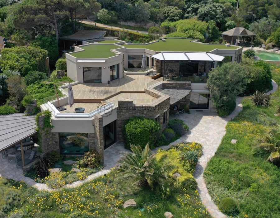 Water front villa in La Reserve de Ramatuelle  6