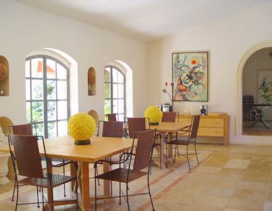 Superb villa situated in a very calm private domain three minutes from 4