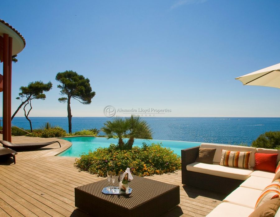 Modern property located on the Cap d'Antibes, close to the water 2