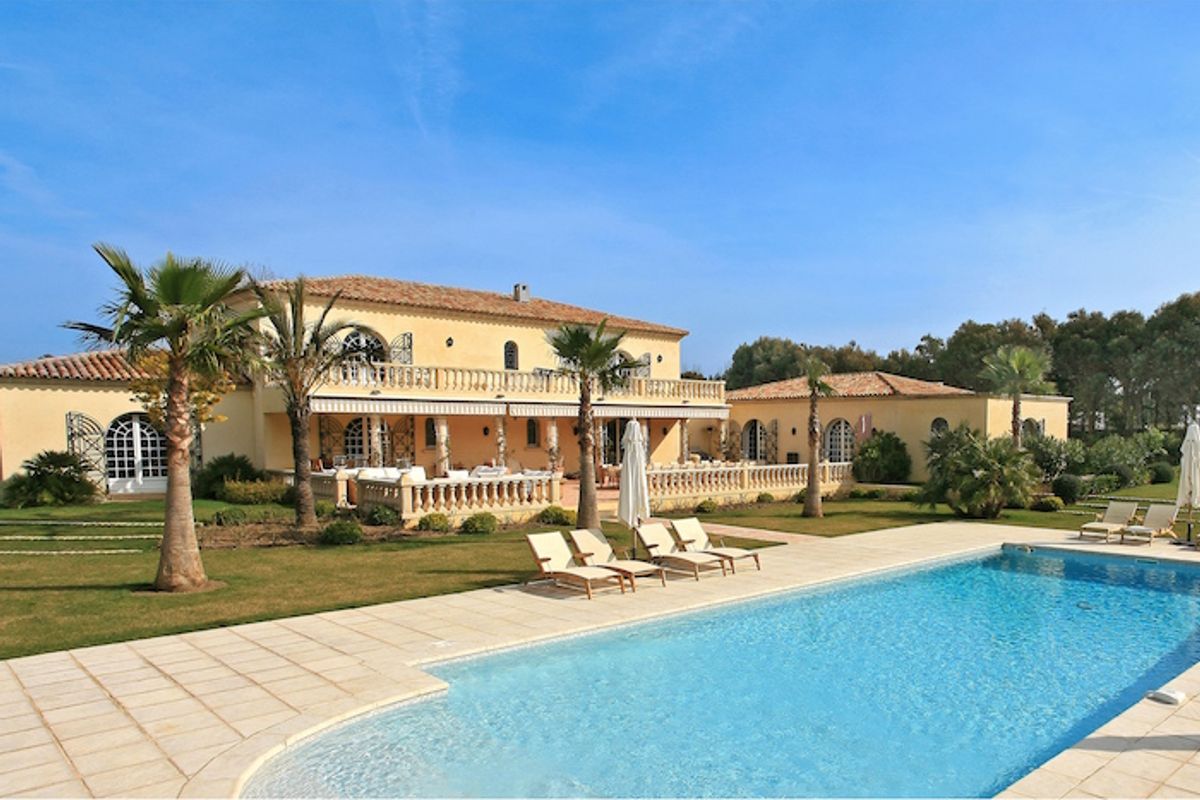 Large property with tennis courts in Les Salins, Saint Tropez