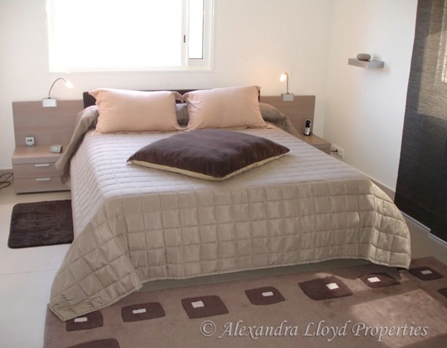 Located in the hills of Le Trayas, overlooking the Port de la Figueret 3