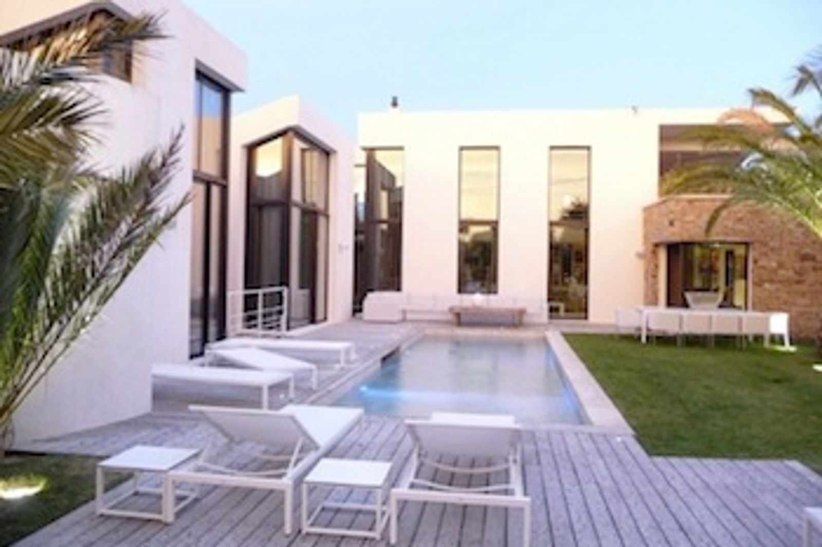 Modern house walking distance to the village of Saint Tropez