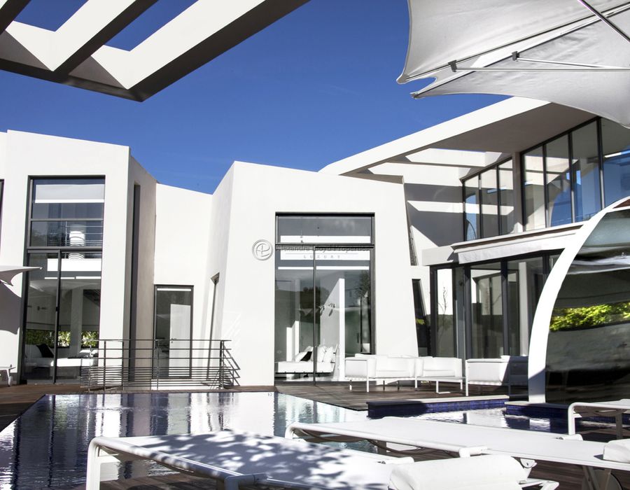 An ultra contemporary property a stones throw away from Club 55, Saint Tropez 3