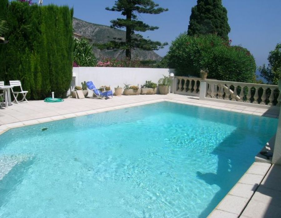 A pretty villa located in Eze bord de mer 5