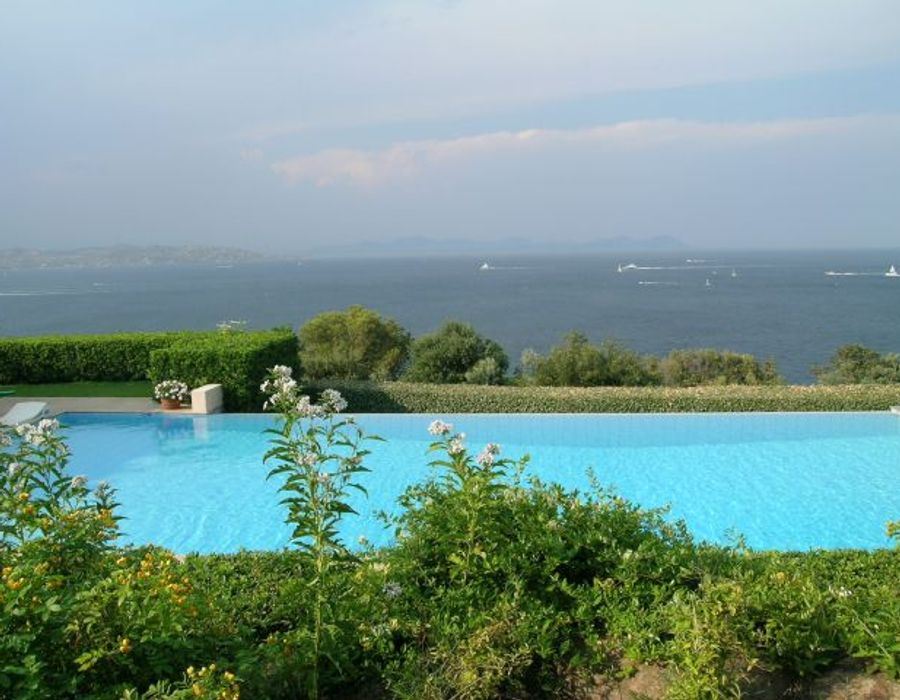 Provencal property with stunning views in Les Parcs de Saint Tropez 1