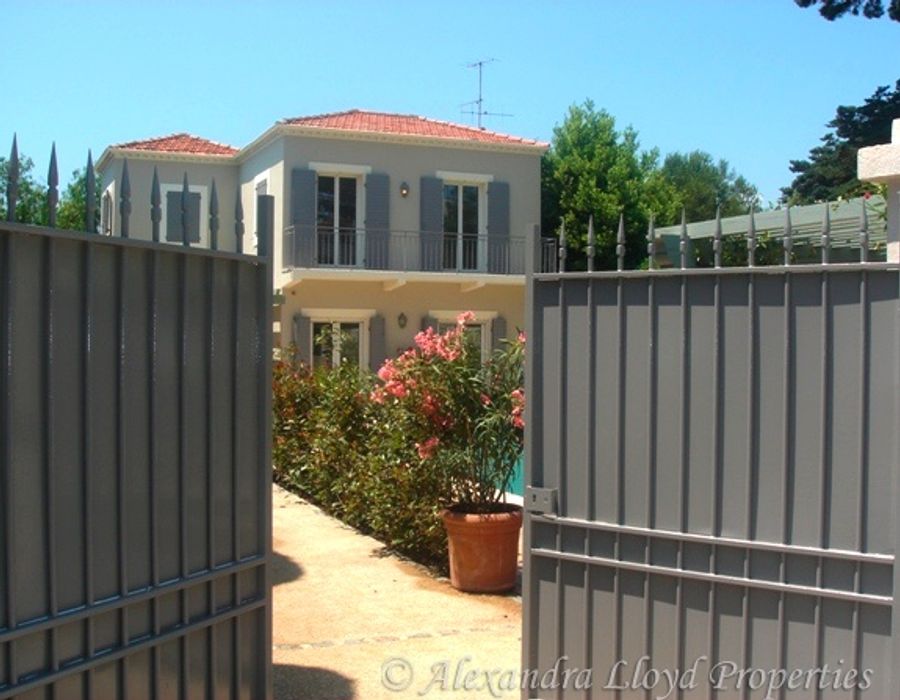 Provencal villa with large swimming pool and pool house located on the Cap d'Antibes 1