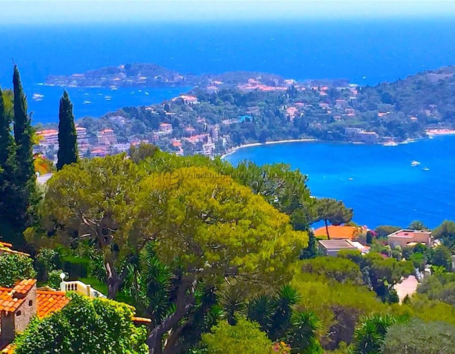 A Wonderful Four-Bedroom Villa Located in Le Castellet, Villefranche-sur-Mer 4