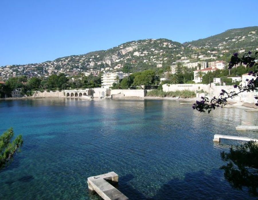 Provencal villa located on the waters edge of the Cap Ferrat. 4