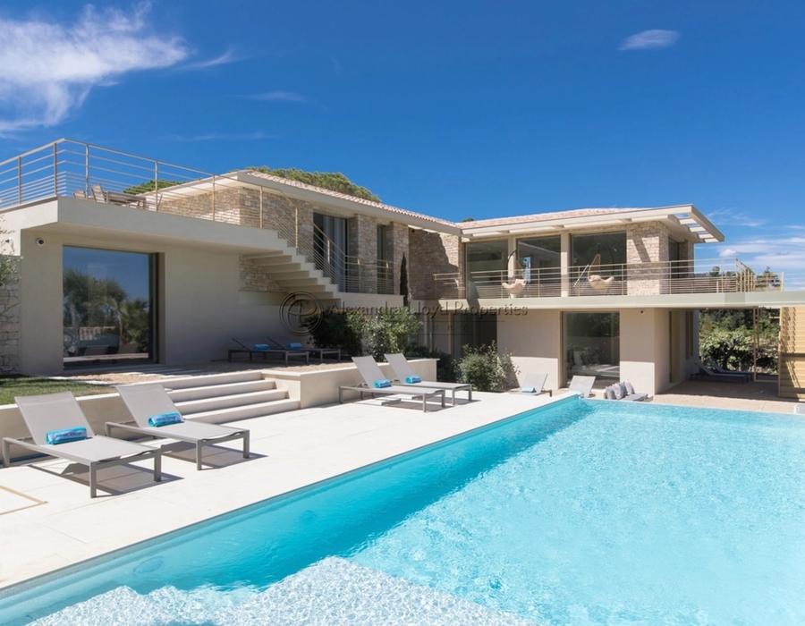 Contemporary villa for rent located in Le Parc des Salins, Saint Tropez 4