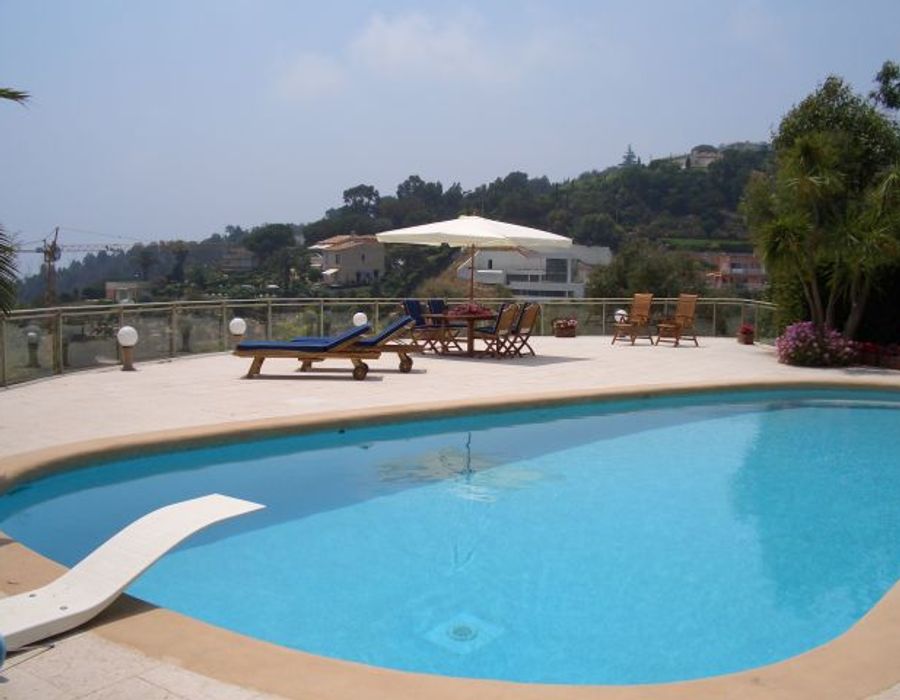 Luxurious villa in the prestigious Super Cannes with 180° sea views 6