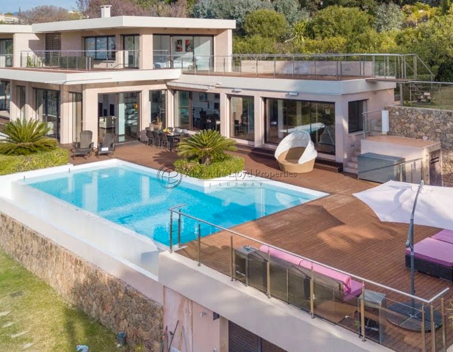 A stunning modern villa located in the Croix des Gardes, Cannes 5