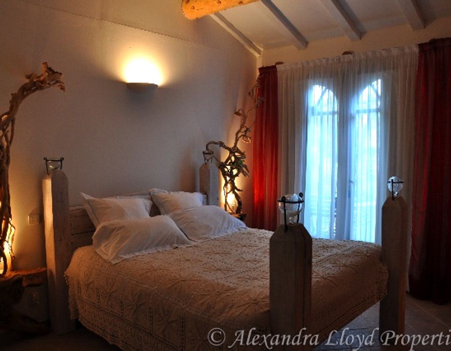 Located only a short drive from the lovely fishing village of Saint Florent 2